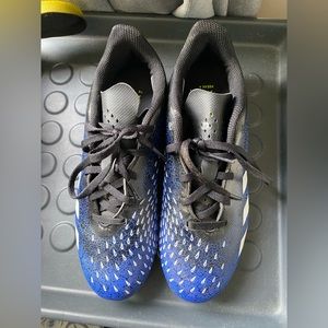 Like new Adidas predators soccer cleats 5.5
